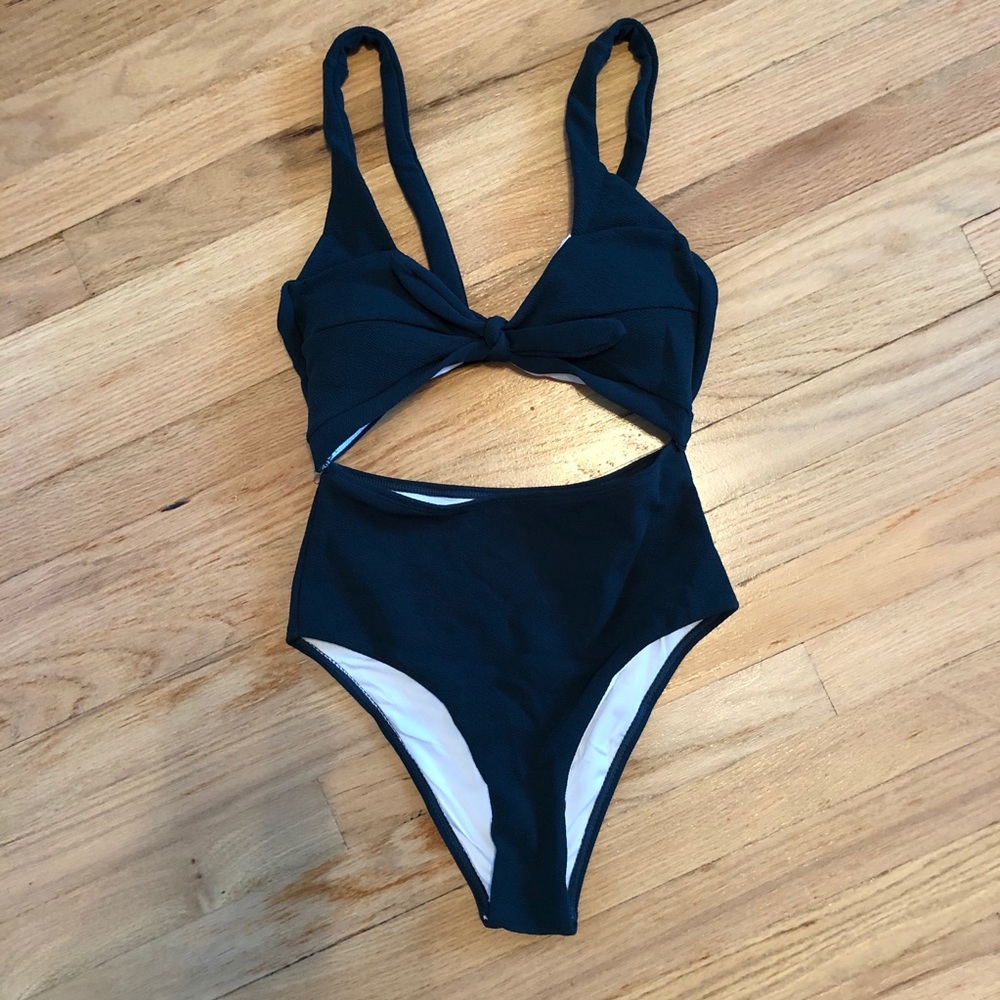 One-piece swimsuit - Picture 4 of 9